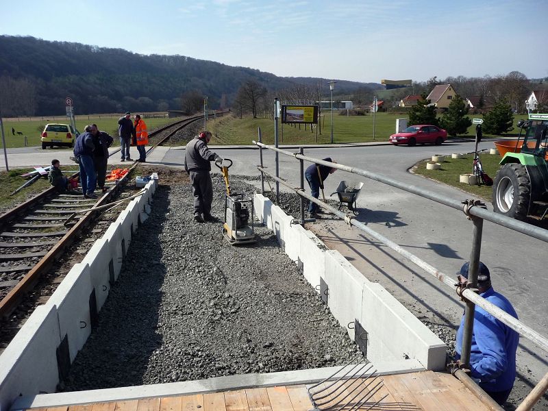 Ehrenamtlicher Arbeitseinsatz durch Mitglieder der IG Unstrutbahn e.V. am 21.03.2009 in Wangen. Hier wurde beim Neubau des Haltepunkts geholfen. Foto: Ralf Kuke)