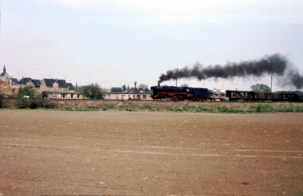 Ein dampflokbespannter Gterzug aus Richtung Halle kommend, am 08.05.1981 vor Rblingen. (Foto: Klaus Pollmcher)