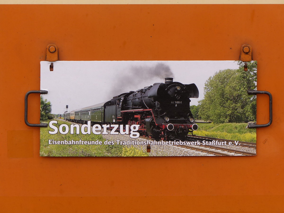 Ein Schild vom Sonderzug der Eisenbahnfreunde aus Stafurt, am 09.09.2017 an deren restaurierten ehem. MITROPA-Speisewagen.