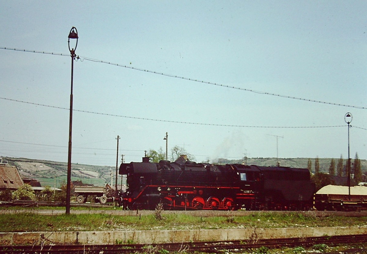 Eine Dampflok der Baureihe 44 auf der Fahrt Richtung Karsdorf, am 09.05.1980 im Bahnhof Laucha. (Foto: Klaus Pollmcher)