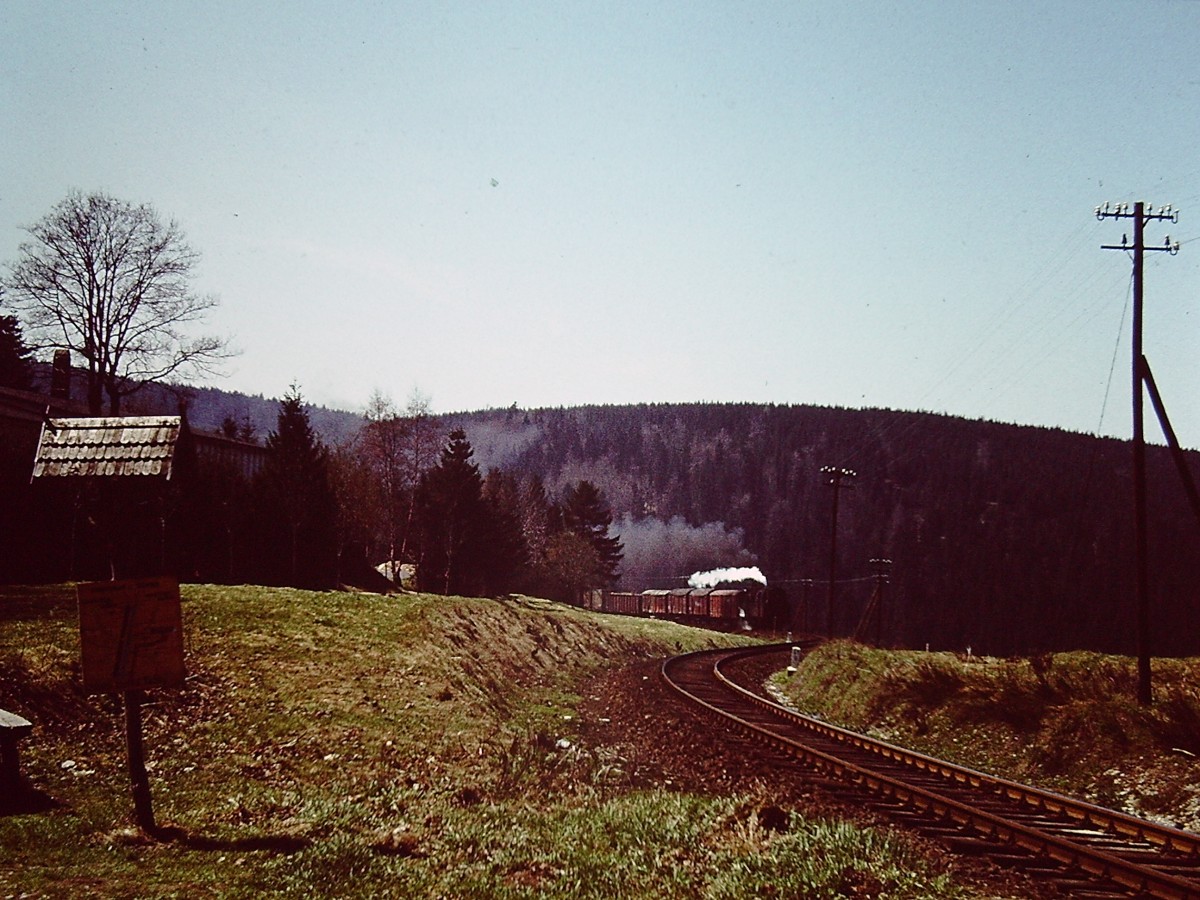 Eine unbekannte Dampflok mit einem Gterzug am 10.05.1980 bei Lauscha. (Foto: Klaus Pollmcher)

