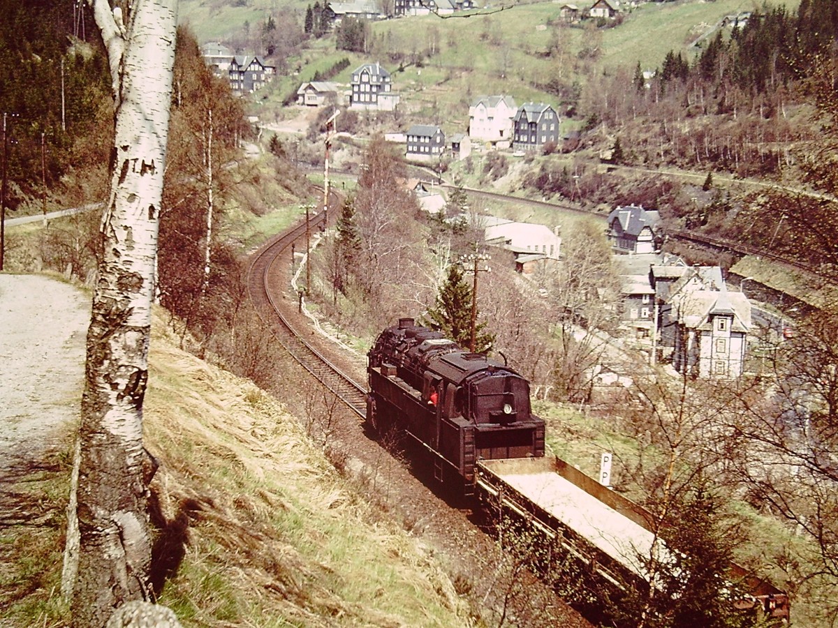 Eine unbekannte Dampflok mit einem Gterzug am 10.05.1980 bei Lauscha. (Foto: Klaus Pollmcher)