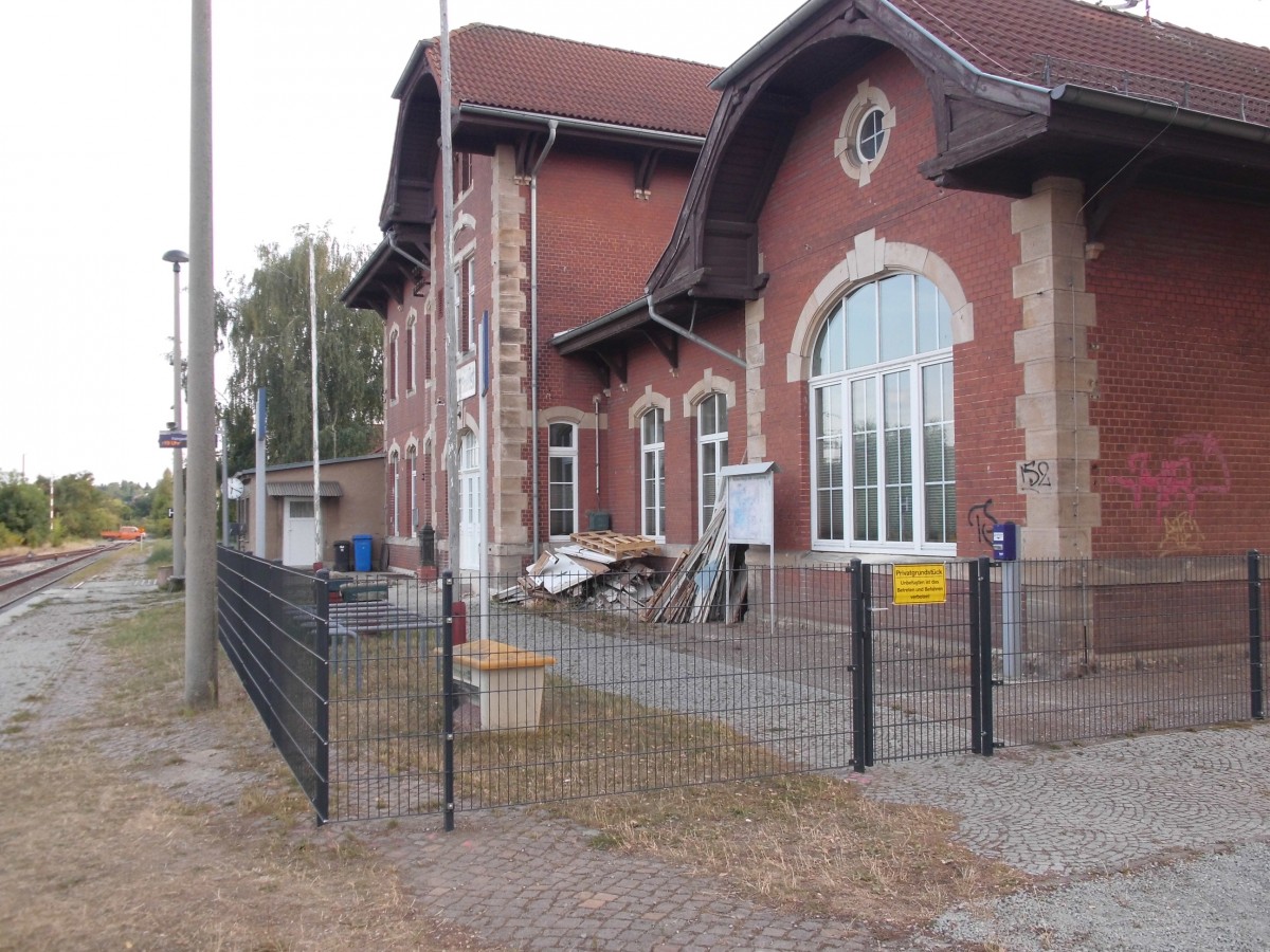 Eingezuntes Bahnhofsgebude mit dem Hinweis  Privatgrundstck , am 29.08.2013 in Naumburg Ost. (Foto: Hans Grau)