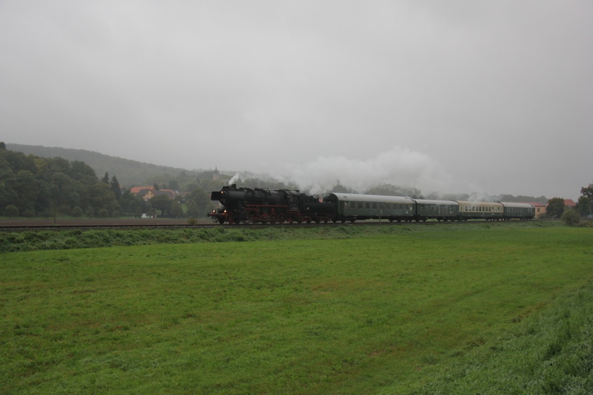 EMBB 52 8154-8 mit dem DPE 79828 von Freyburg nach Leipzig-Plagwitz, am 13.09.2014 bei Kleinjena. (Foto: Wolfgang Krolop)