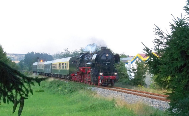 EMBB 52 8154-8 mit dem DPE 79428 von Freyburg nach Leipzig-Plagwitz, am 12.09.2015 in Roßbach. (Foto: Dieter Müller)