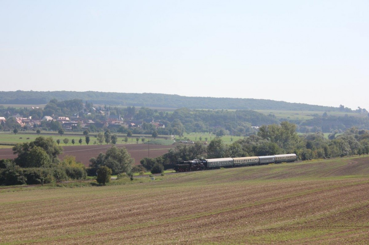 EMBB 52 8154-8 mit dem DPE 79427 von Leipzig-Plagwitz nach Freyburg, am 12.09.2015 zwischen Kleinjena und Nißmitz. (Foto: Wolfgang Krolop)