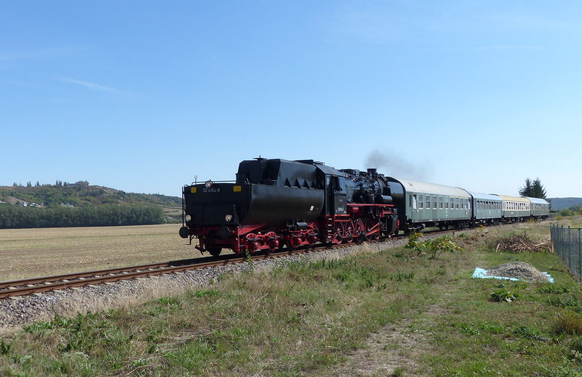 EMBB 52 8154-8 mit dem DLr 25298 von Freyburg nach Karsdorf, am 08.09.2018 in Kirchscheidungen. Ziel der Fahrgste aus war das Freyburger Winzerfest.