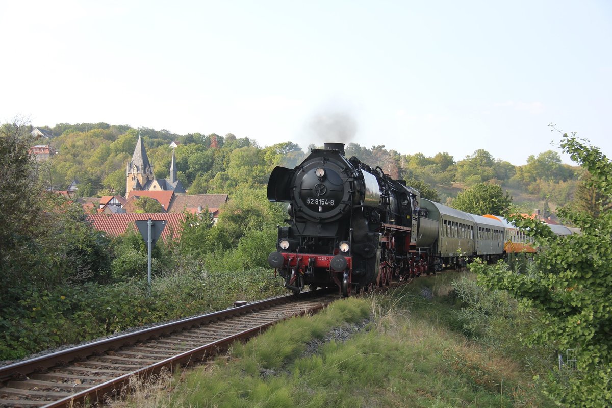 EMBB 52 8154-8 mit dem DPE 81332 von Karsdorf nach Wurzen, am 24.08.2019 bei Roßbach. (Foto: Wolfgang Krolop)