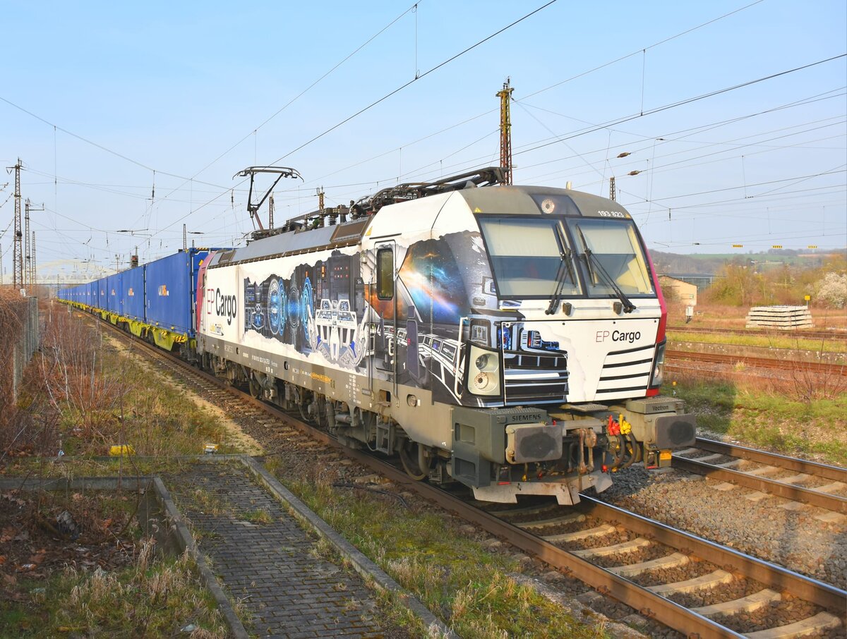 EP Cargo 193 823 mit Containerwagen Richtung Weißenfels, am 20.03.2024 in Naumburg (S) Hbf. (Foto: Maik Köhler)