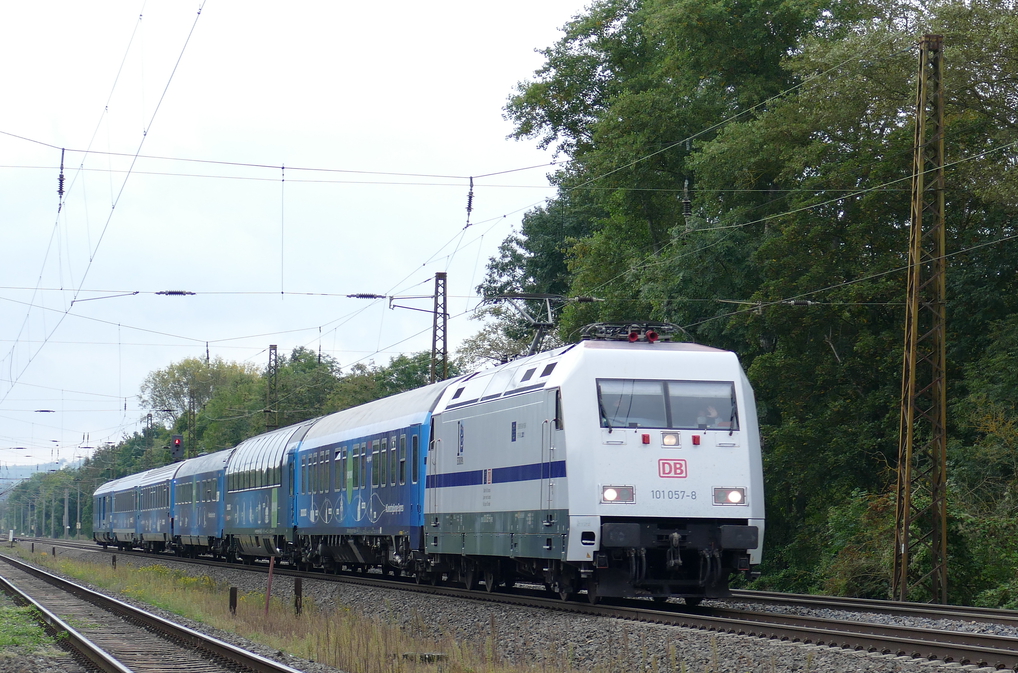Europisches Jahr der Schiene: EU-Sonderzug startet Europatour am 2. September in Lissabon – 11 deutsche Stdte dabei. Der  Connecting Europe Express  gezogen von DB 101 057 war am 29.09.2021 in Naumburg unterwegs von Frankfurt(Main) nach Berlin-Grunewald.