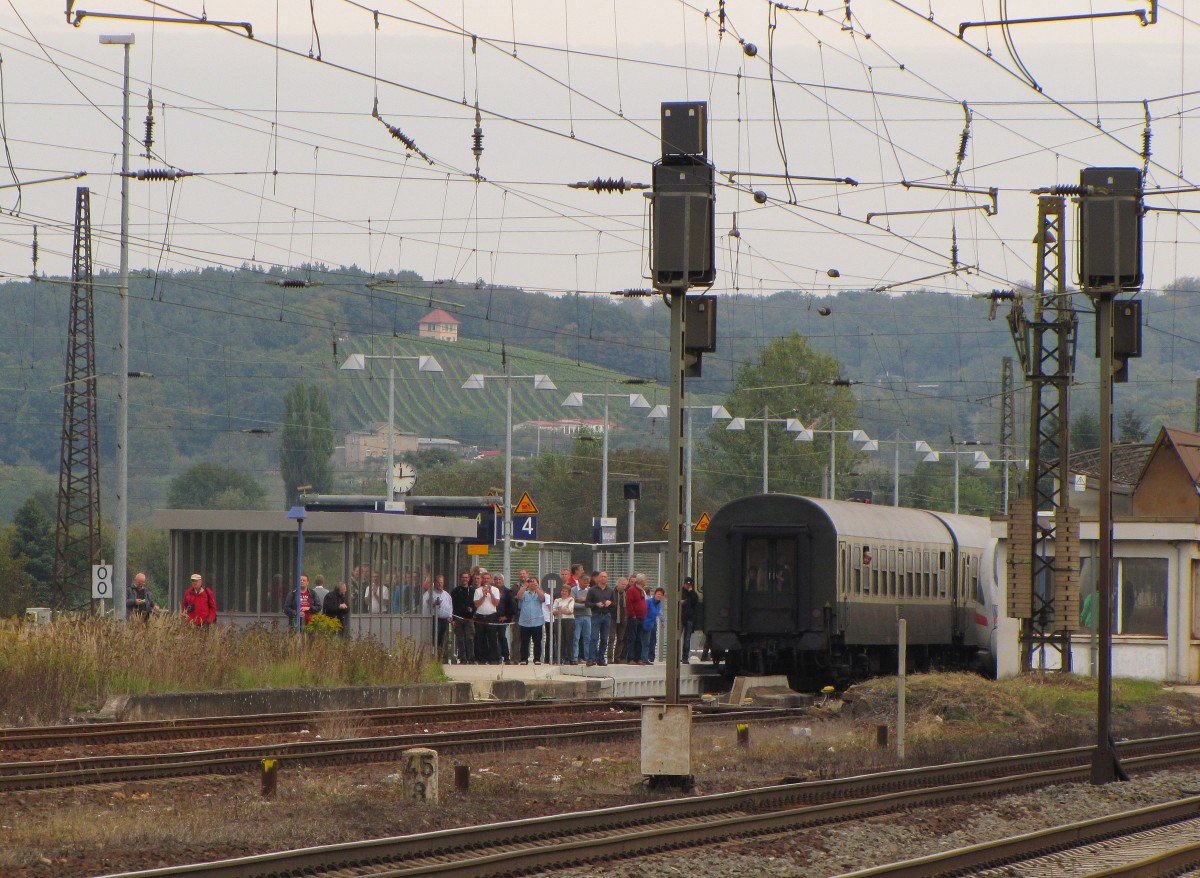 Fahrgste und Eisenbahnfans vom  Rotkppchen-Express II  fotografierten am 05.10.2013 in Naumburg Hbf die IGE Werrabahn-Eisenach 41 1144-9 beim umsetzen.