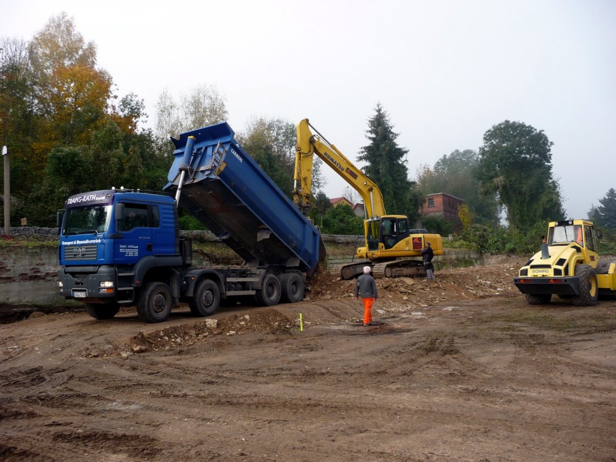 Fr den Bau des neuen Haltepunktes in Freyburg wird 27.10.2011 per LKW verdichtungsfhiges Material zum Aufbau des Auenbahnsteigs angefahren. (Foto: Klaus Pollmcher)