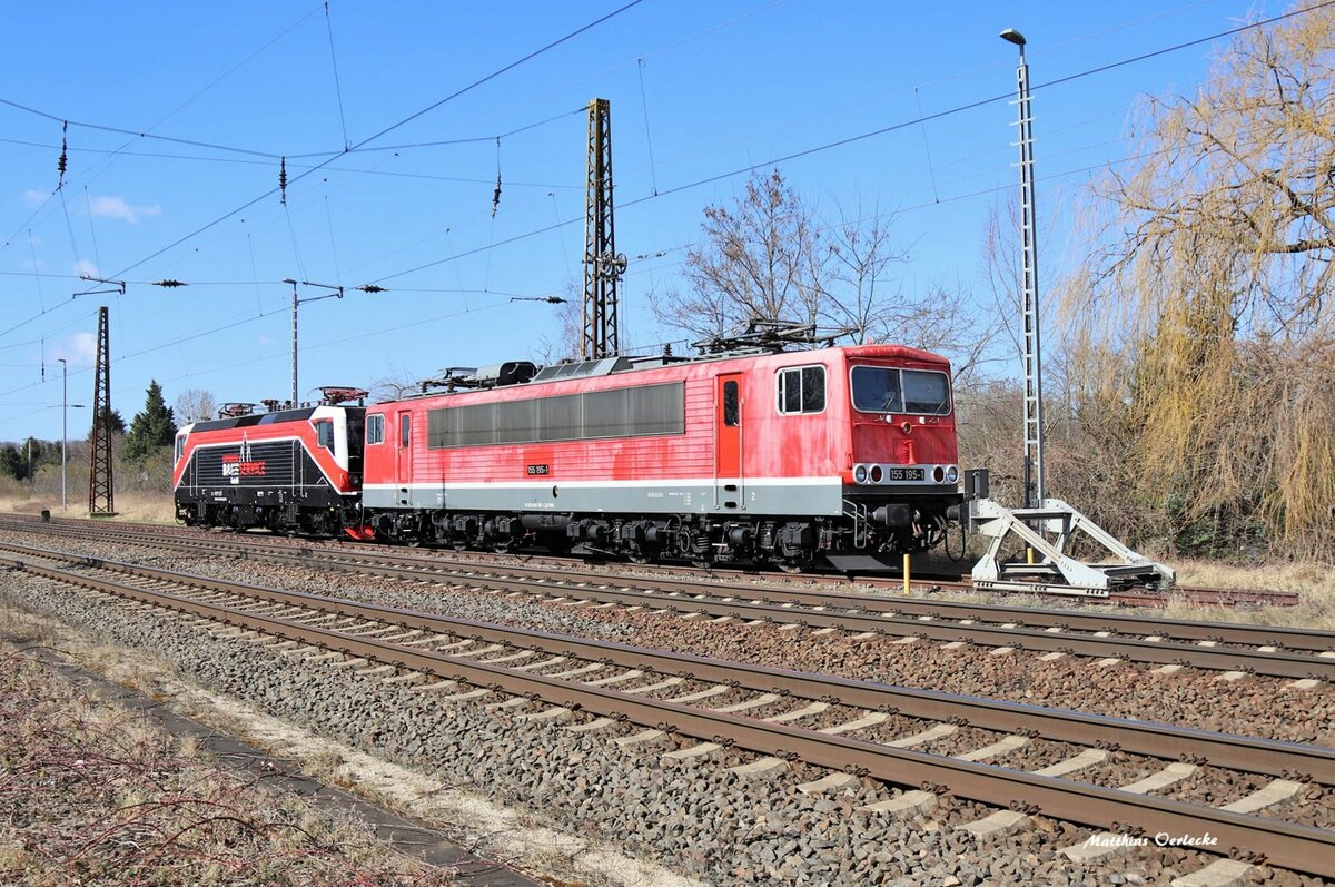 FWK 155 195-1 und 143 056-0 pausieren am 19.03.2022 in Naumburg (Saale) Hauptbahnhof. (Foto: Matthias Oerlecke)