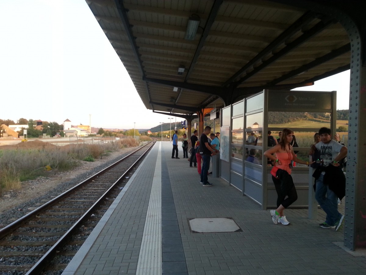 Gut gefllter Bahnsteig am Abend des 07.09.2013 in Laucha. Viele Menschen nutzten den Zug um nach Freyburg zum 80. Winzerfest zu kommen.