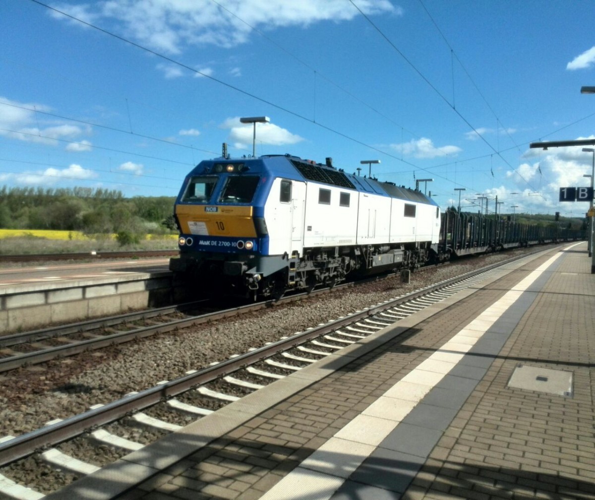 HLG DE 2700-10 mit einem leeren Holzzug Richtung Bad Ksen, am 04.05.2015 in Naumburg Hbf. (Foto: Holzeisenbahner)