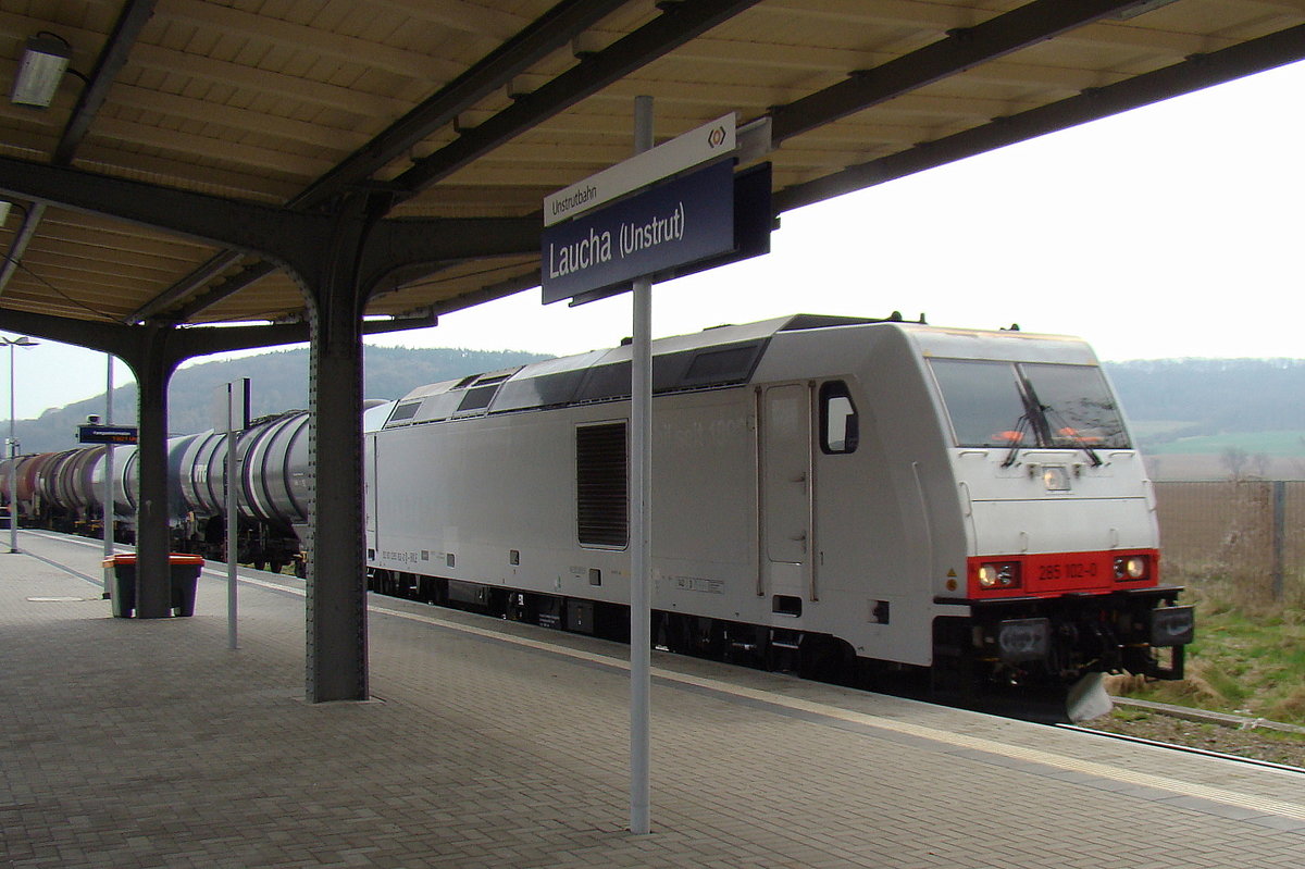 HSL 285 102-0 mit Kesselwagen nach Karsdorf, am 05.04.2016 in Laucha. (Foto: Gnther Gbel)