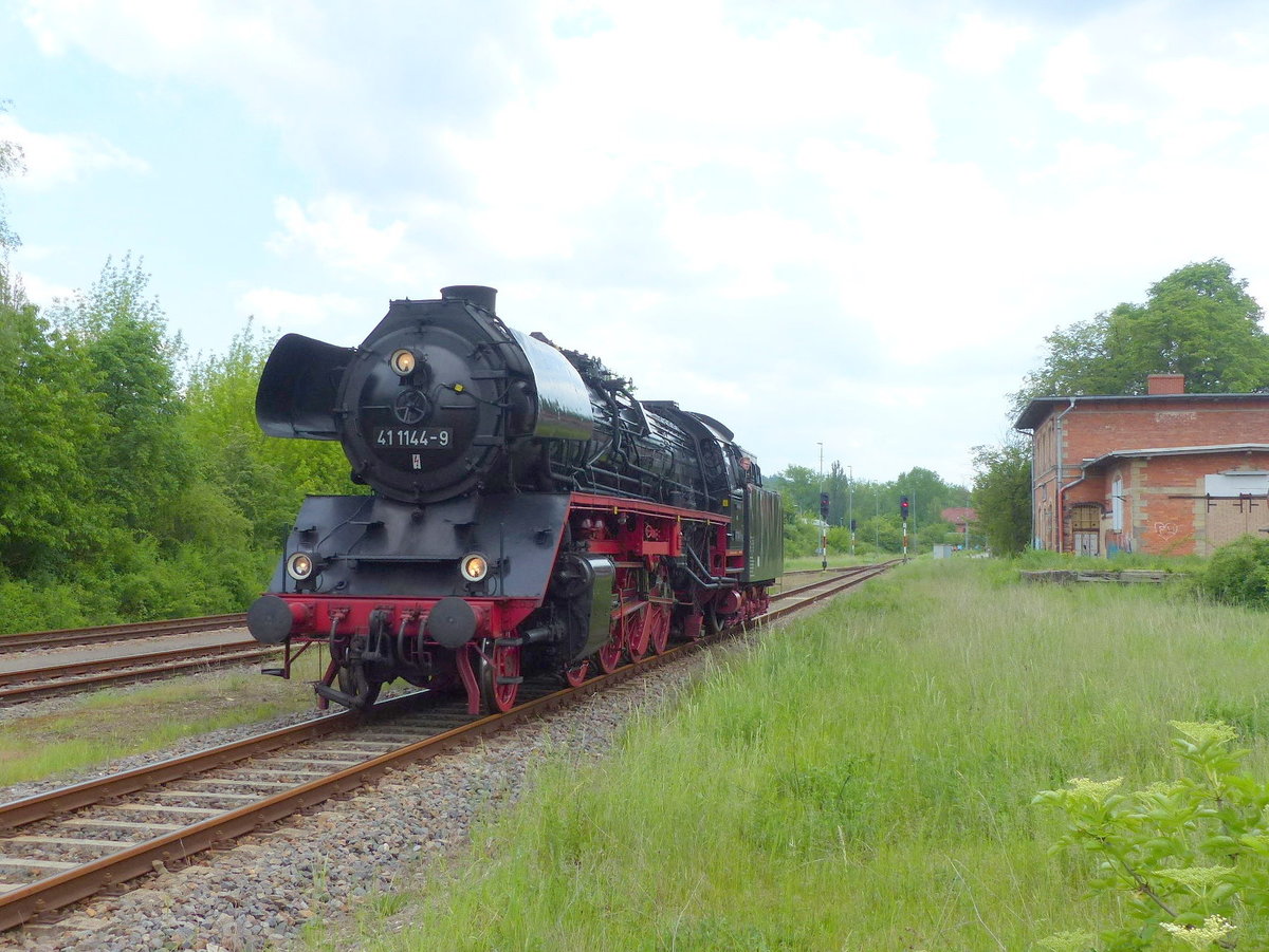 IGE Werrabahn-Eisenach 41 1144-9 am 21.05.2017 beim umsetzen in Karsdorf. Sie brachte zuvor den leeren  Rotkppchen-Express I  aus Freyburg zur Abstellung.