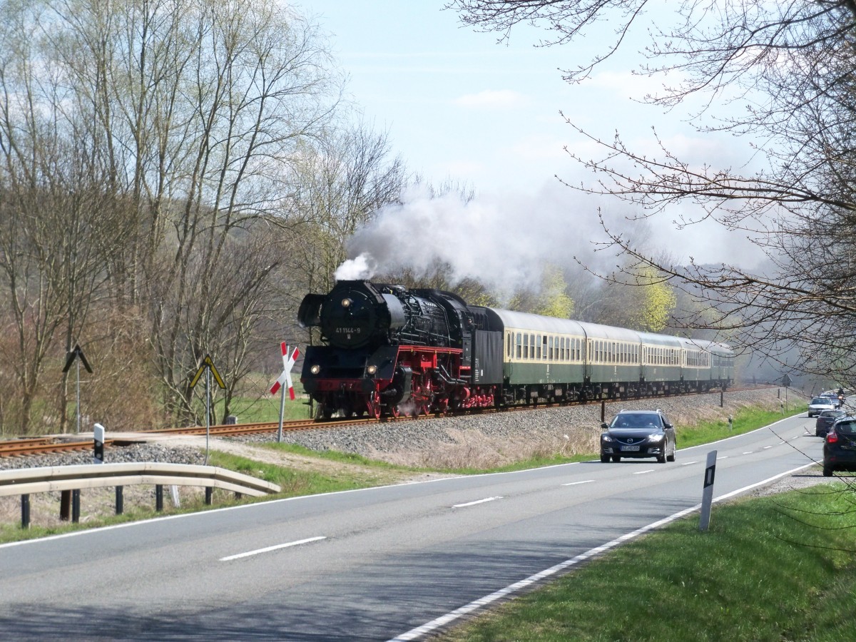 IGE Werrabahn-Eisenach 41 1144-9 mit dem Lr 16277 von Freyburg zur Abstellung nach Karsdorf, am 19.04.2015 bei Balgstädt. (Foto: Dieter Müller)