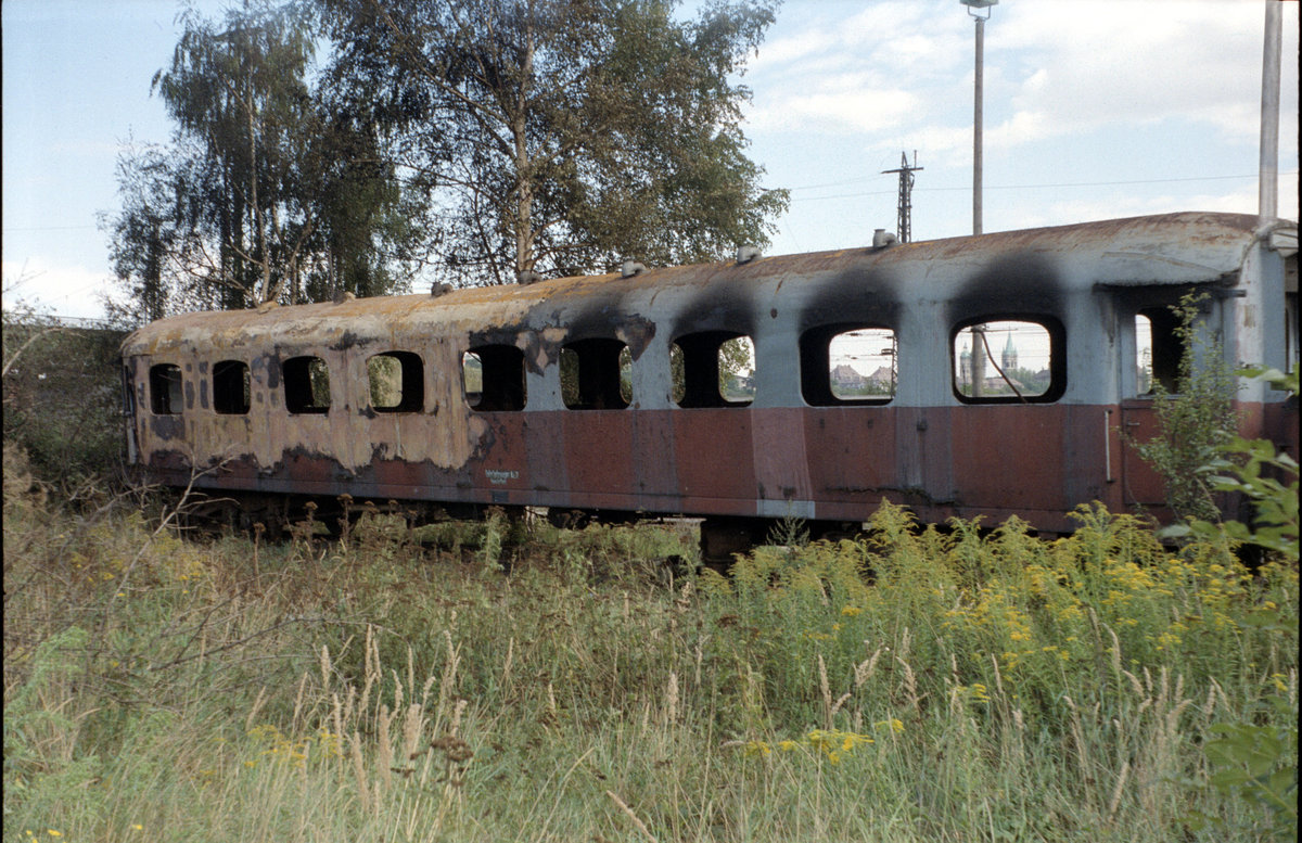 Im August 1990 fotografierte Jörg Berthold die Reste des französischen Schnellzugwagens Rapide Nord, dem Bahnhofswagen Nr. 7 des Bww Erfurt, in Naumburg Hbf. Dieser Wagen stand jahrelang am westlichen Gleisvorfeld im Bereich der Wagenwäsche.