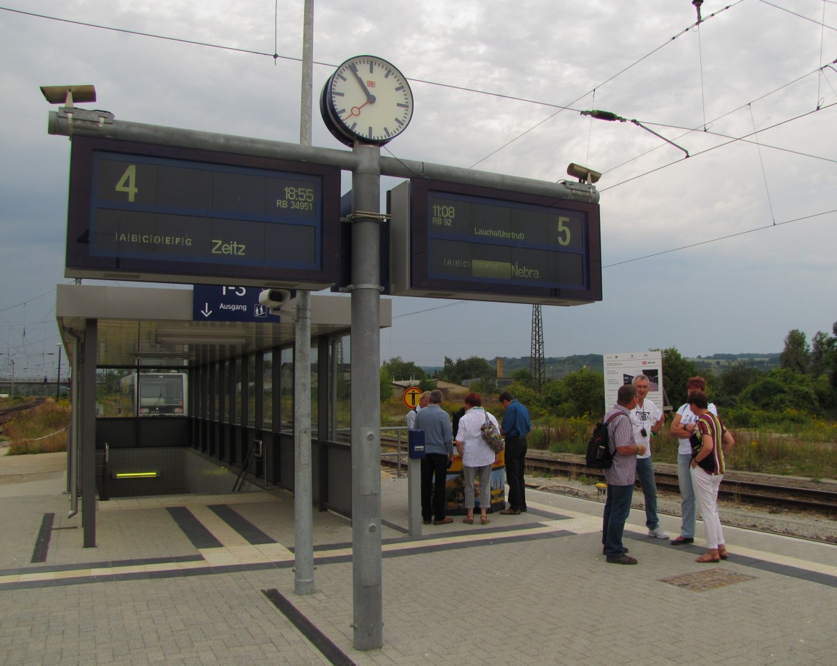 Infostand der Burgenlandbahn wegen dem 80. Freyburger Winzerfest, am 08.09.2013 auf Bahnsteig 5 in Naumburg Hbf.