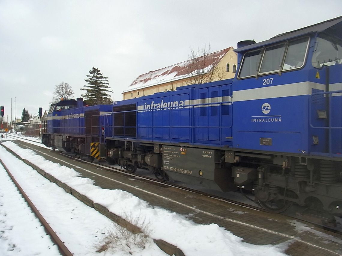 InfraLeuna 206 + 207 mit Kesselwagen Richtung Teuchern, am 27.01.2014 in Theien. (Foto: Ralf Kuke)