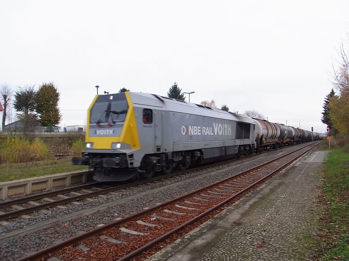 InfraLeuna 263 006-9 mit einem Kesselwagenzug nach Grokorbetha, am 14.11.2013 in Teuchern. (Foto: Ralf Kuke)