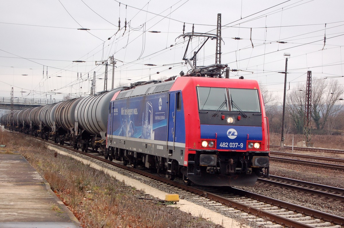 InfraLeuna 482 037-9 mit Kesselwagen Richtung Leiling, am 13.01.2014 in Naumburg Hbf. (Foto: dampflok015)