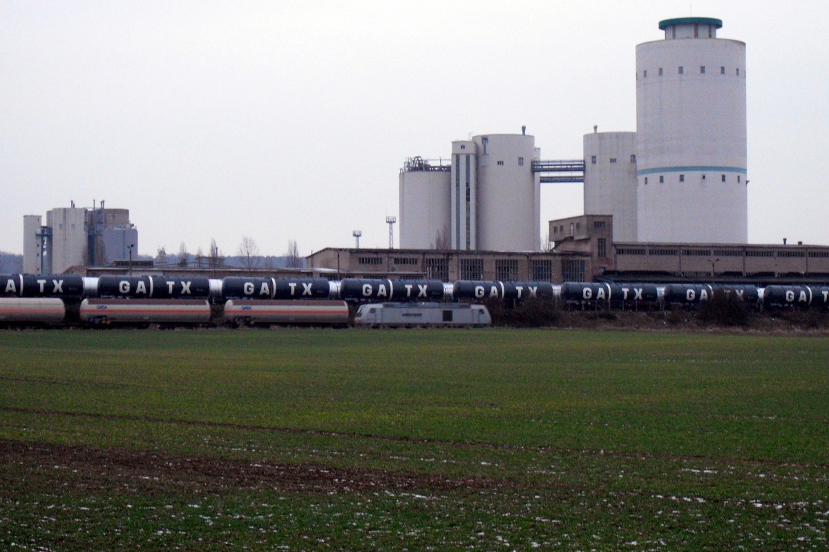 InfraLeuna 76 101 mit einem Kesselwagenzug von Karsdorf Bbf nach Leuna, am 03.02.2014 in Hhe vom Zementwerk Karsdorf. (Foto: Kevin Wrobel)