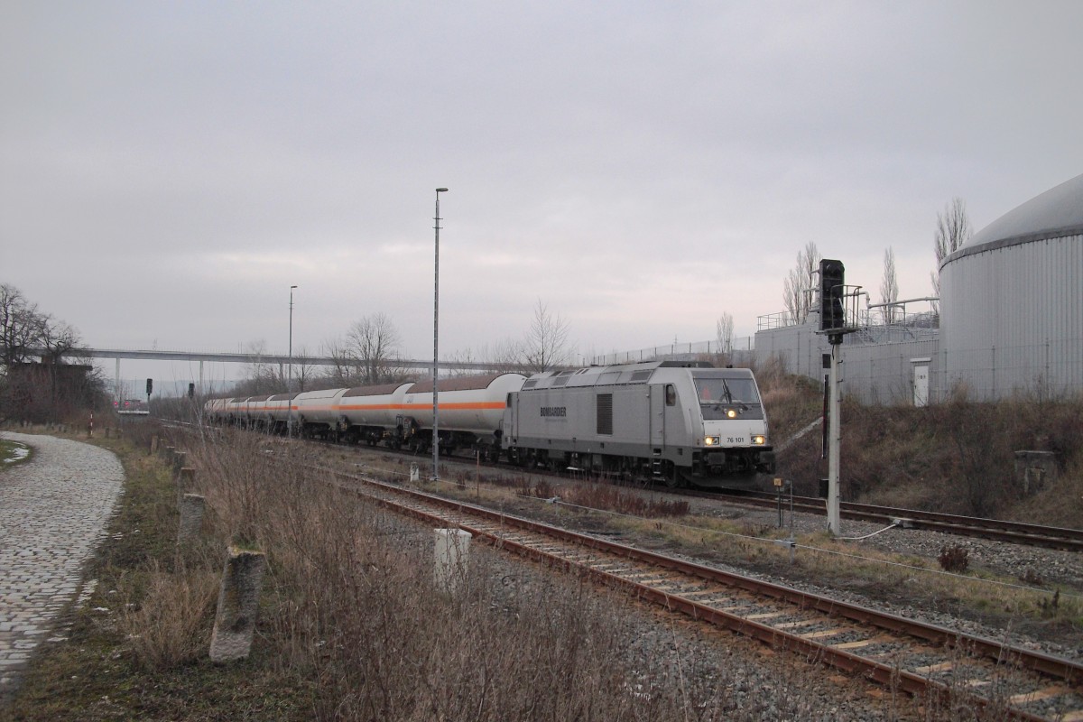 InfraLeuna 76 101 steht am 03.02.2014 mit einem Kesselwagenzug nach Leuna abfahrbereit in Karsdorf Bbf. (Foto: Kevin Wrobel)