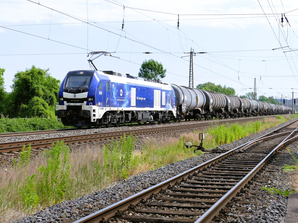 InfraLeuna mit moderner Technik am Zug. Die 2159 232 bespannte am 24.06.2022 in Naumburg (S) Hbf den Kesselwagenzug von Grokorbetha nach Emleben.