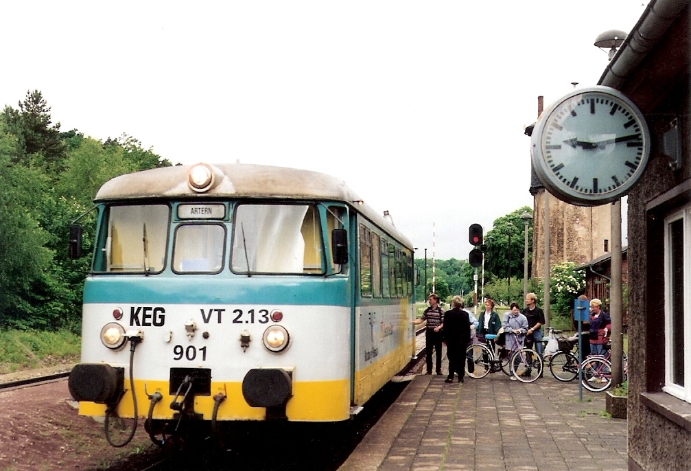 KEG 901 als RB von Naumburg Hbf nach Artern, am 03.06.1998 in Nebra. (Foto: Gnther Klebes)