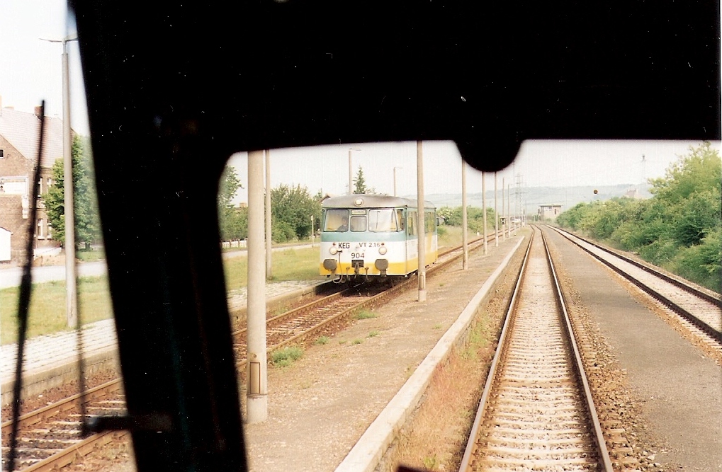 KEG 904 als RB nach Naumburg Hbf, am 03.06.1998 bei der Einfahrt in Karsdorf. (Foto: Gnther Klebes)