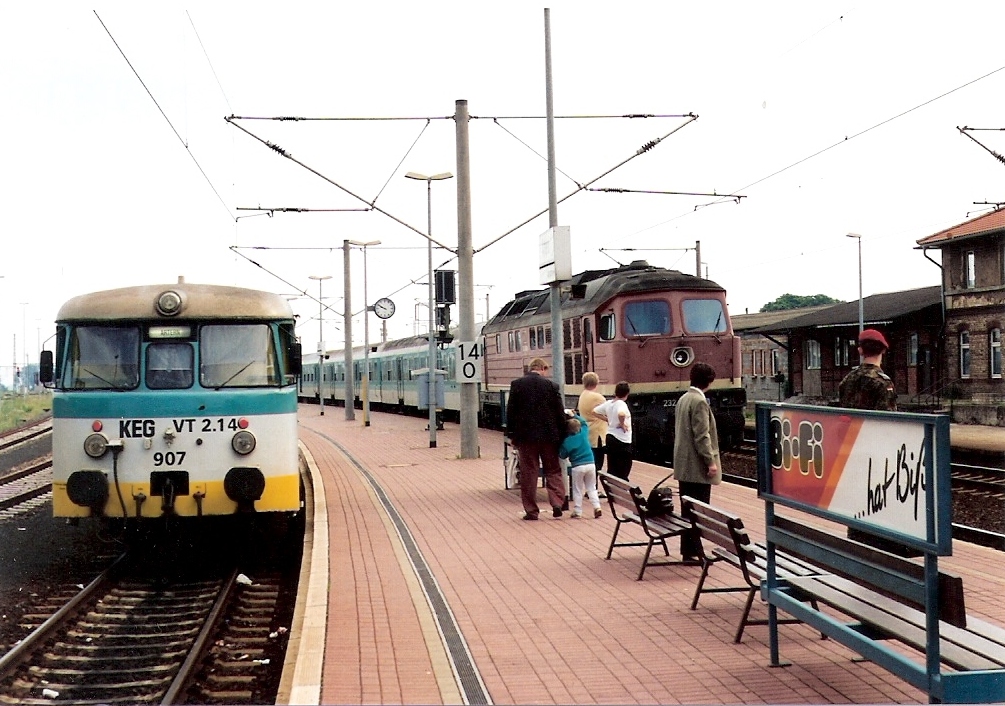 KEG 907 als RB nach Naumburg Hbf, am 03.06.1998 in Artern. (Foto: Gnther Klebes)