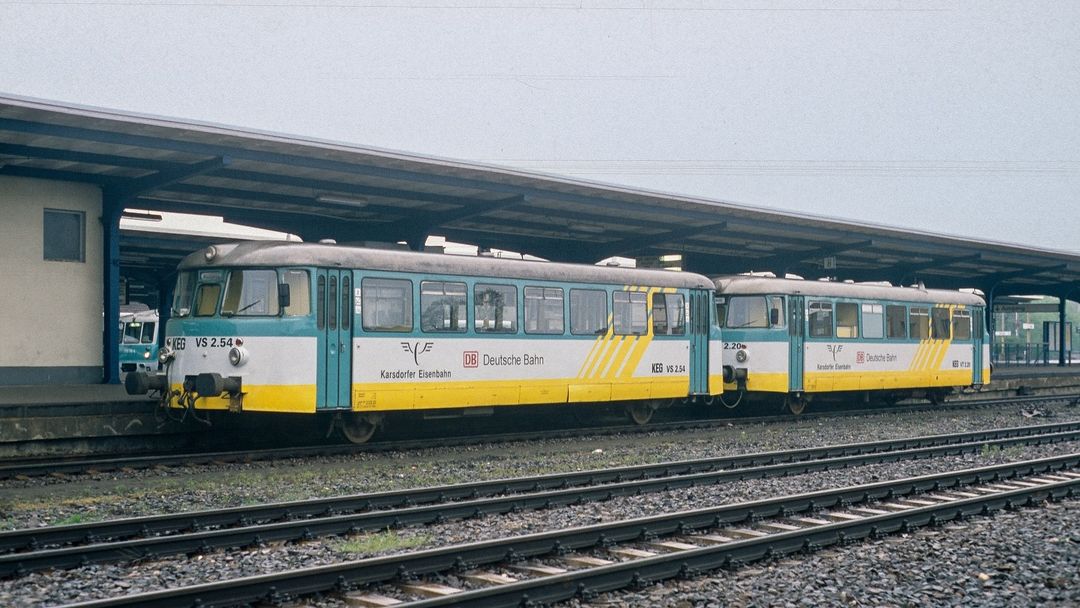 KEG VS 2.54 + VT 2.20 am 04.05.1997 im Bahnhof Zeitz. (Foto:https://www.instagram.com/autoreisezug_rkdu_/)
