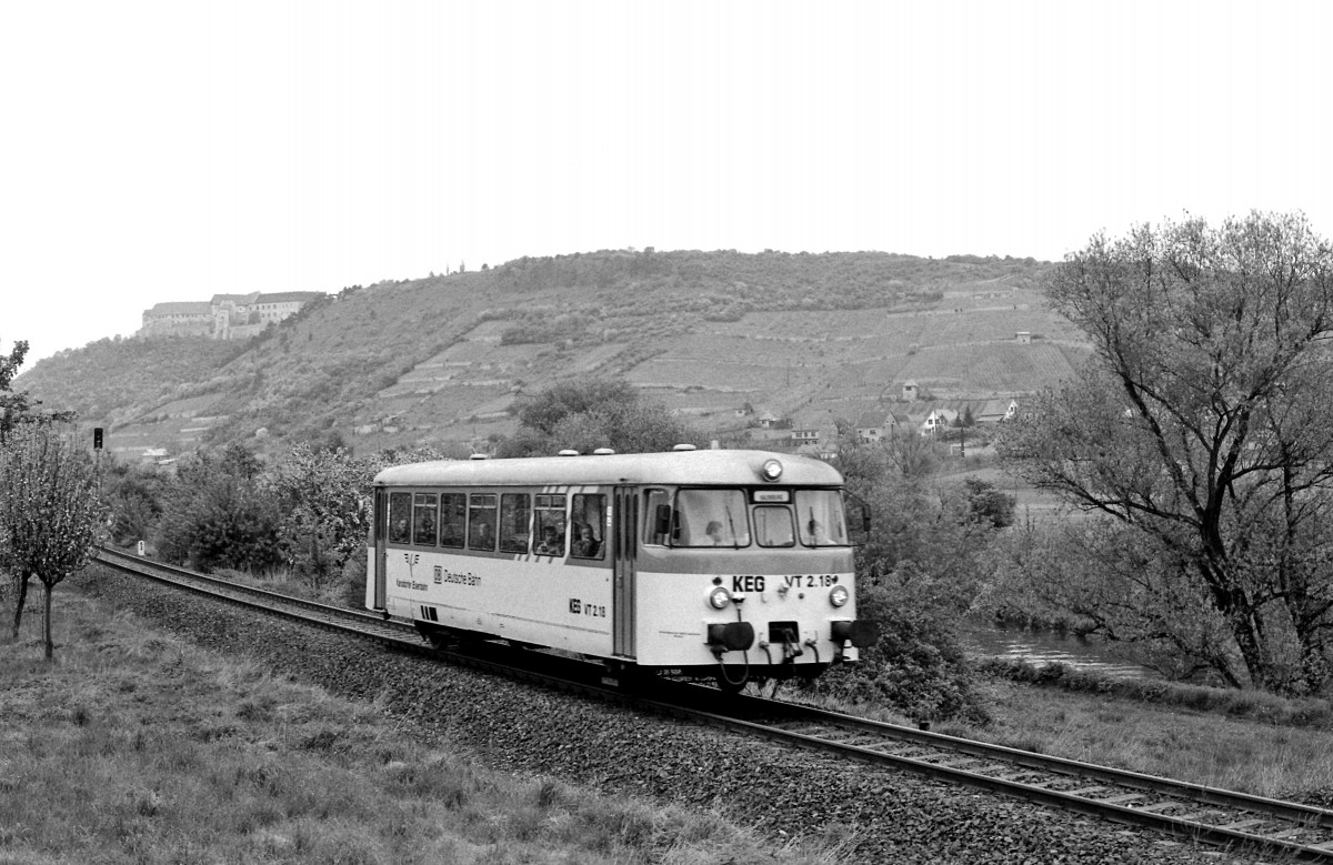 KEG VT 2.18 als RB nach Naumburg Hbf, am 16.05.1996 auf der Unstrutbahn bei Nißmitz. (Foto: Dieter Riehemann)