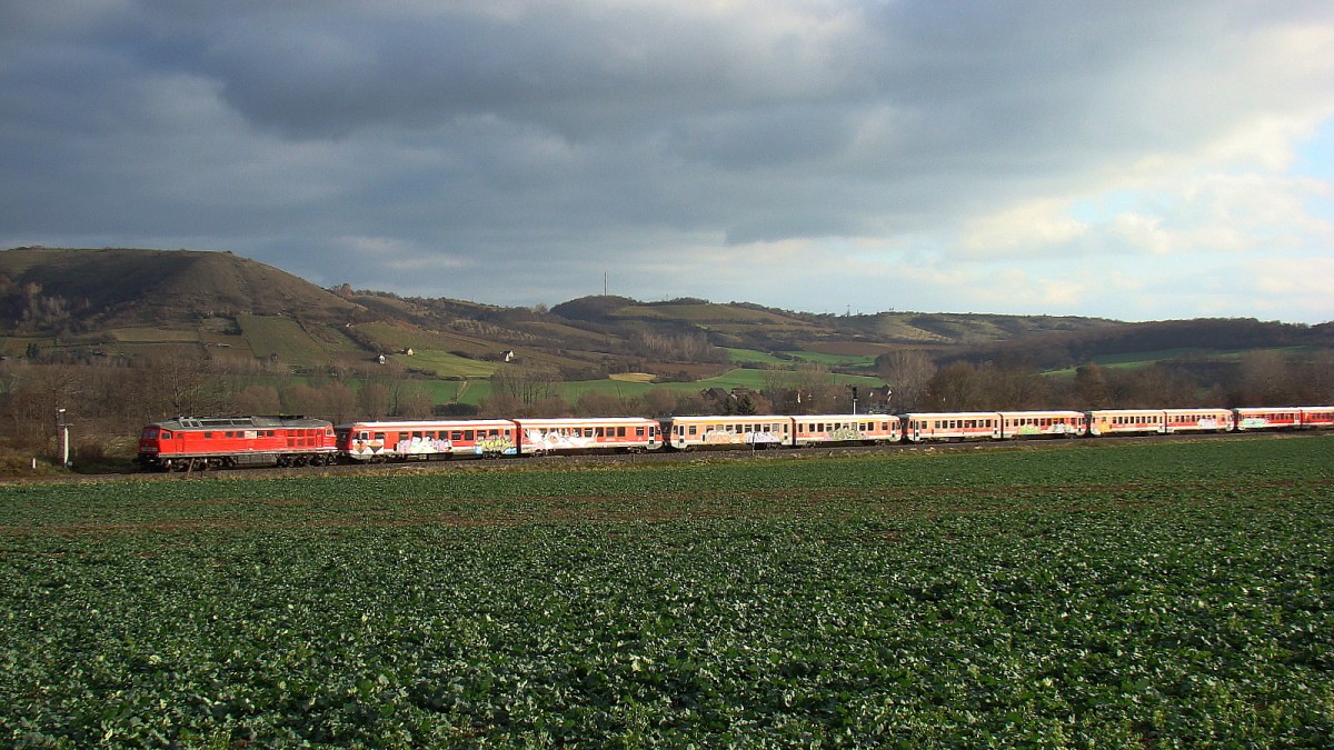 MEG 318 brachte am 16.11.2015 wieder zahlreiche 628er von Hamm zur Abstellung nach Karsdorf. In zwei Teilen wurden der Zug ab Naumburg Hbf nach Karsdorf gebracht. Hier der 2. Teil kurz vor Laucha. (Foto: Gnther Gbel)