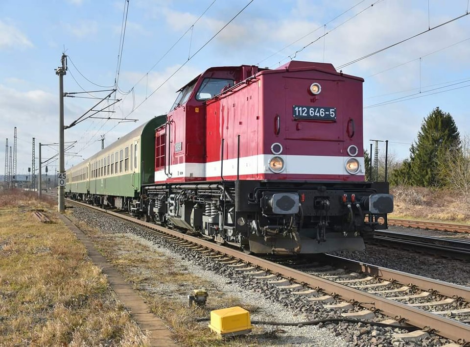 Nach den Einsätzen beim  Rodelblitz  überführte am 05.02.2024 die Triangula 112 646-5 die drei gliehenen Bom-Wagen als DLr 95470 von Eisenach zurück nach Chemnitz-Küchwald. Maik Köhler fotografierte den Zug in Naumburg (S) Hbf.