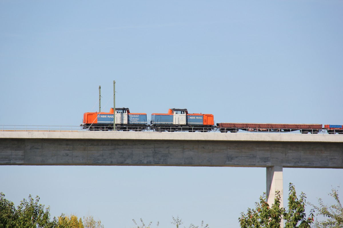 NBE Rail 212 369-3 + 212 364-4 mit einem Bauzug am 29.09.2013 auf der neuen Unstruttalbrcke bei Karsdorf. (Foto: Wolfgang Krolop)