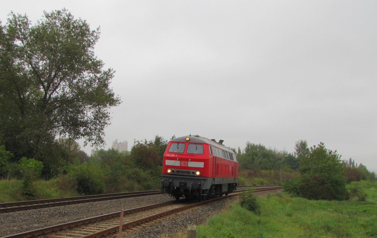 Neben den 3 Winzerfestsonderzügen war am 13.09.2014 auch die 218 208-7 von DB Services Südost auf der Unstrutbahn unterwegs, um im Fahrzeugwerk Karsdorf Flachwagen zu holen. Der Fdl in Karsdorf hatte somit alle Hände voll zu tun.