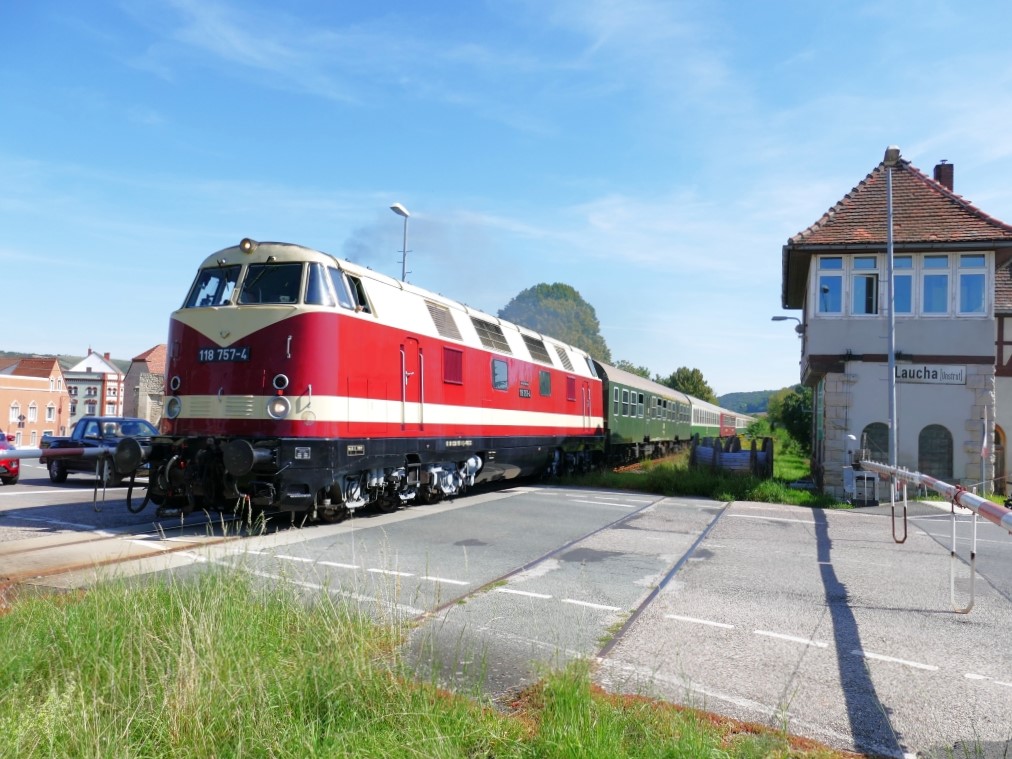 PRESS 118 757-4 mit dem DPE 1820 von Zwickau (Sachs) Hbf nach Karsdorf, am 09.09.2023 in Laucha (Unstrut).