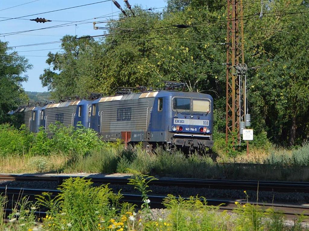 RBH 143 916-5 am Ende eines Lokzugs nach Karsdorf, am 19.07.2018 in Naumburg Hbf. (Foto: Thomas Fritzsche)