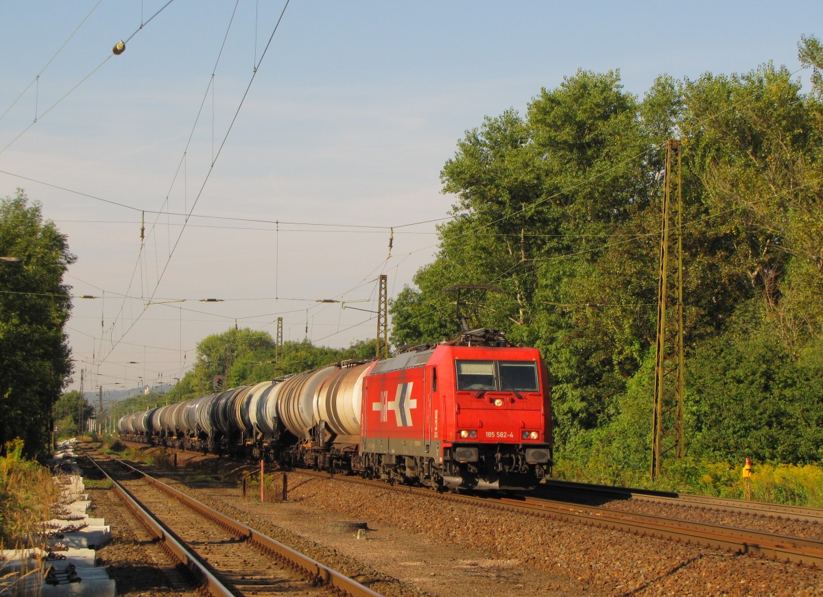 Rheincargo 185 582-4 mit Kesselwagen Richtung Grokorbetha, am 07.09.2013 in Naumburg Hbf.