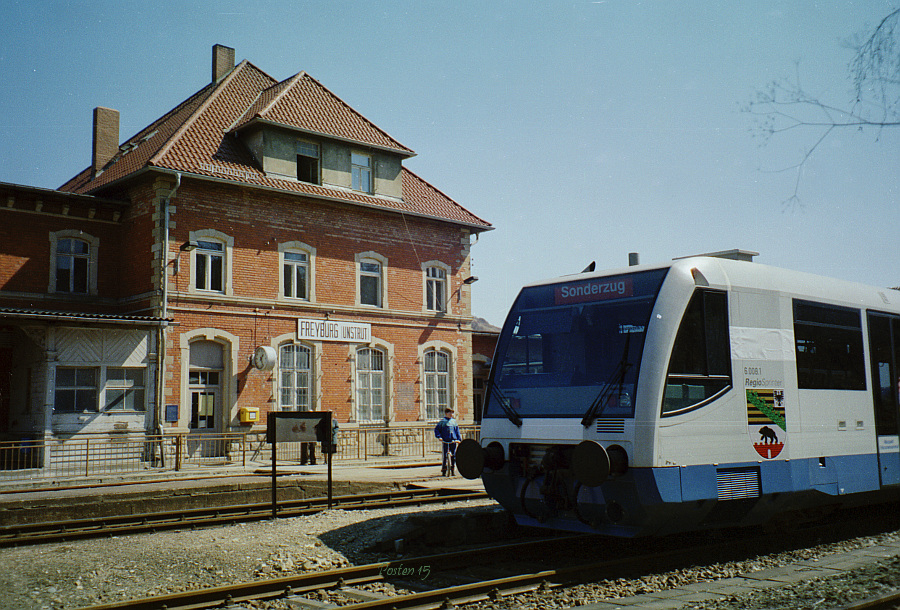 Rurtalbahn 6.008.1 whrend einer Ausschreibungsfahrt fr die zuknftigen sdlichen Streckens Sachsen-Anhalts, am 15.04.1996 in Freyburg. (Foto: Jrg Berthold)