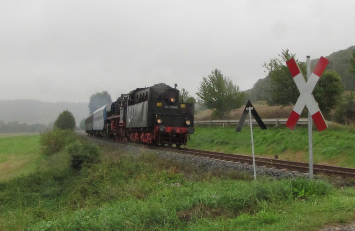 TG 50 3708-0 e.V. mit dem DLr 90147 von Freyburg zur Abstellung nach Karsdorf, am 13.09.2014 bei Balgstdt.