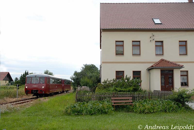 TG Ferkeltaxi 171 056-5 + 972 771-0 als DPE 33897 von Naumburg Ost nach Schnberg, am 12.07.2009 in Sten. (Foto: Anderas Leipoldt)