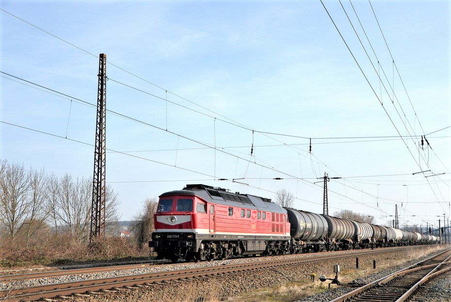 TRIANGULA Logistik unterwegs im Tal der Saale.
TRG 232 173 mit Kesselwagenzug in Richtung Bad Ksen, am 25.03.2021 in Naumburg.
