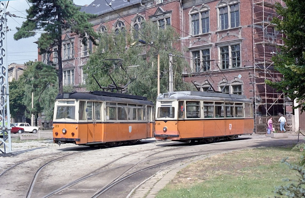Tw 23 + 25 Beiwagen im Jahr 1991 vor dem Betriebshof. (Foto: Bernd Dtsch)