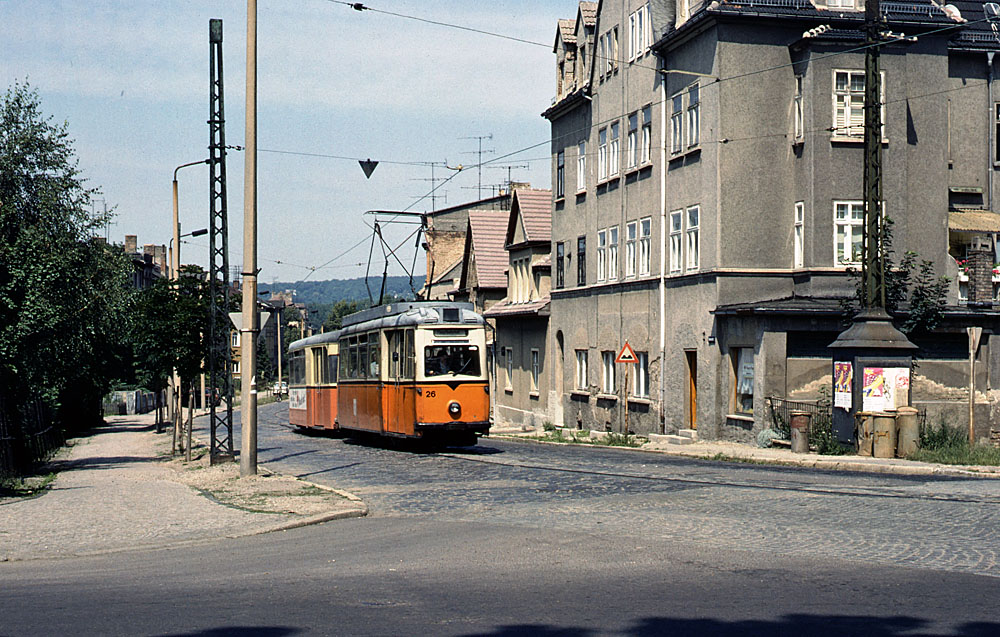 Tw 26 + Beiwagen im Jahr 1991 in der Bahnhofsstrae. (Foto: Bernd Dtsch)