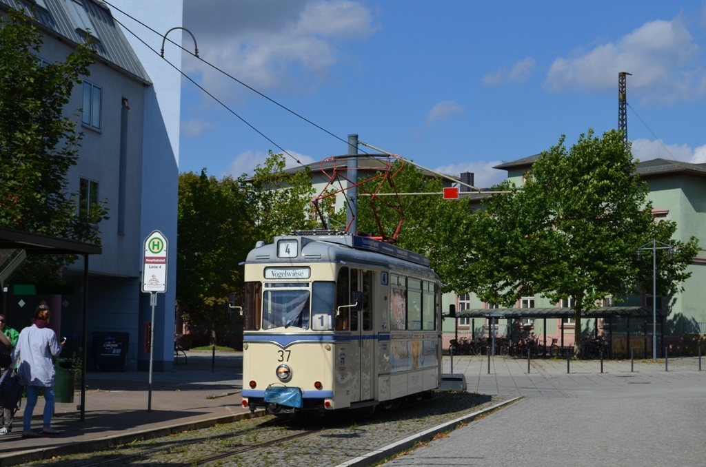 Tw 37 als Linie 4 zur Vogelwiese, am 19.08.2014 in der Poststrae. (Foto: Traugott Wembske)