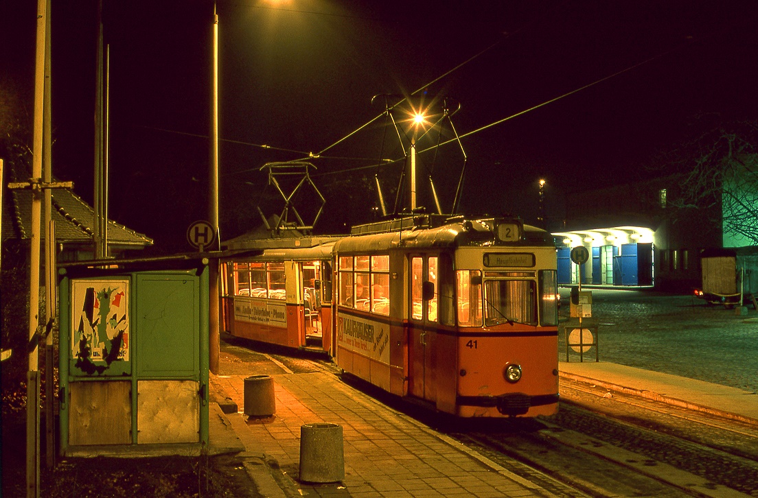 Tw 41 und 31 der Naumburger Straßenbahn, am 28.02.1991 am Hauptbahnhof.